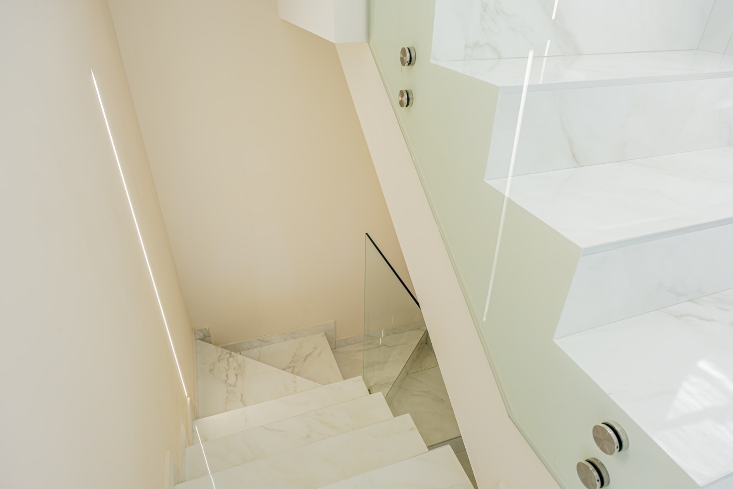 Creating Visual Depth With Decorative Mirror Placement
